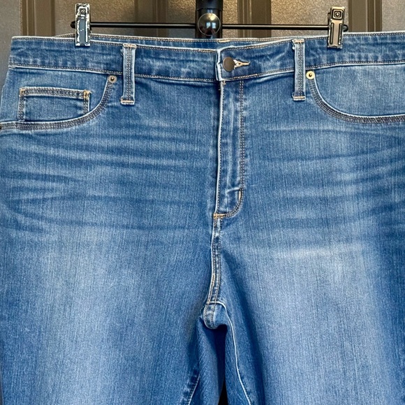 Universal Thread Women’s Size 18/34 Blue Jeans NWOT Nice - Picture 4 of 16